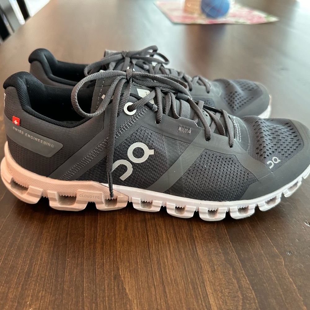 On Cloud Women’s Black Athletic Shoes 6.5